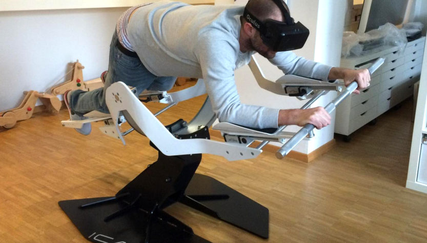 Persona que mantiene una posición para ejercitarse con Ícaro, fitness realidad virtual.